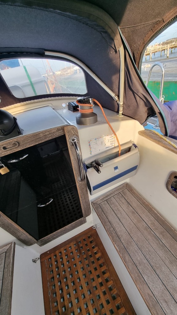 Autopilot and electronics cockpit panel